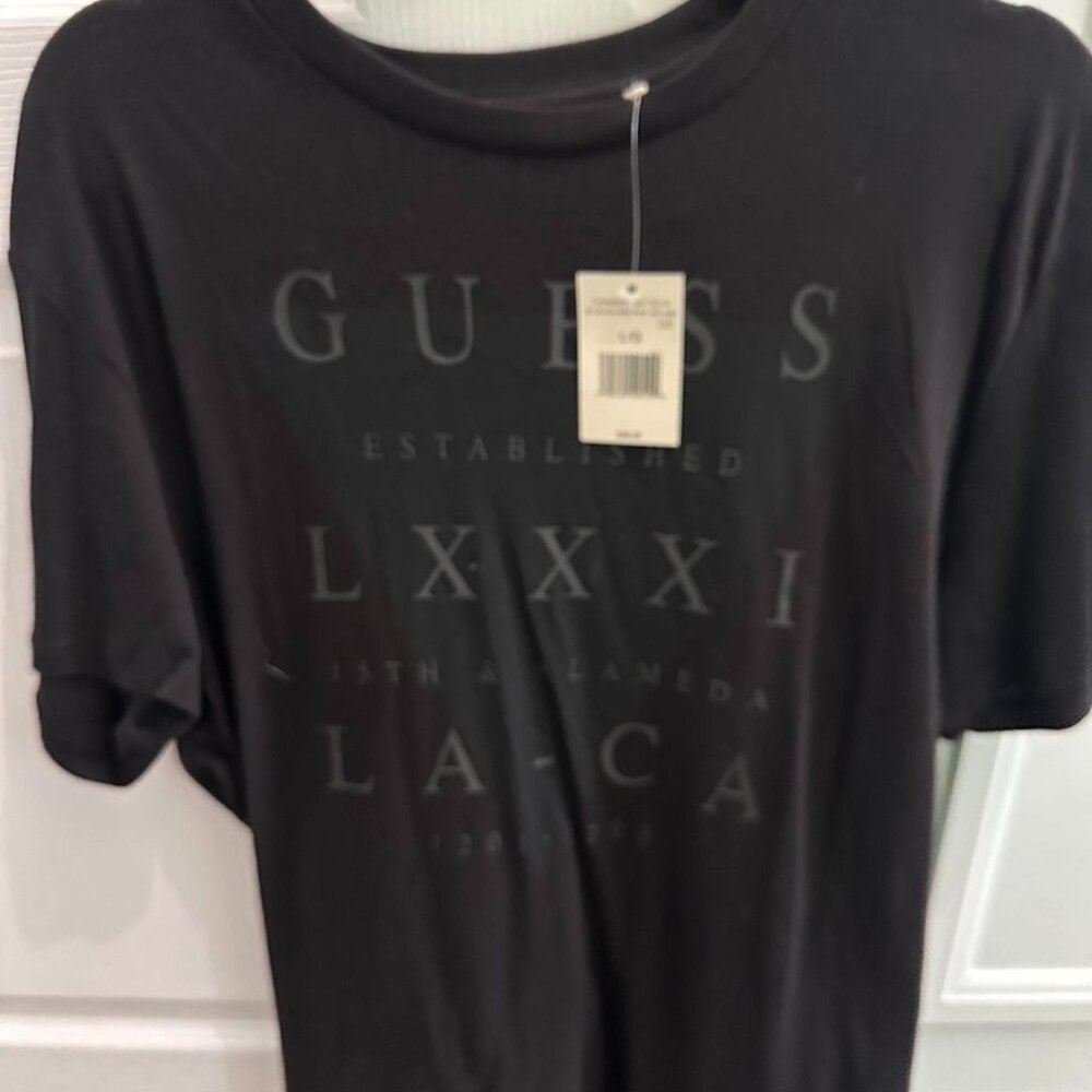 Black Guess streetwear t-shirt